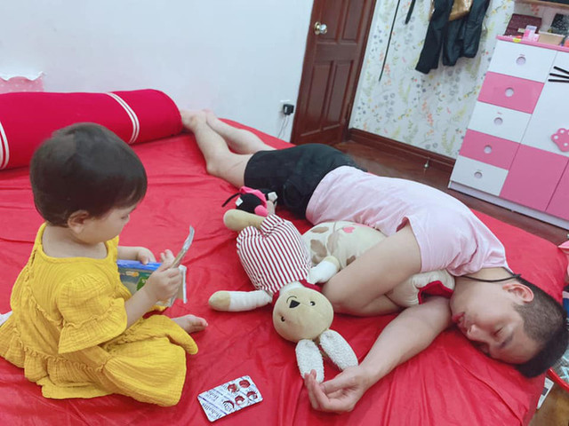 Cười vỡ bụng khoảnh khắc các bố trông con - Hình 6 Cuoi vo bung khoanh khac cac bo trong con-Hinh-6