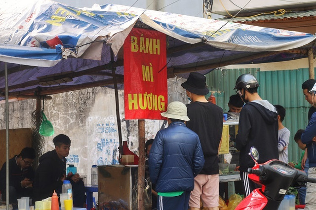 Bán ở quán vỉa hè, kiếm tiền triệu chỉ trong một buổi sáng - Hình 5 Ban o quan via he, kiem tien trieu chi trong mot buoi sang-Hinh-5