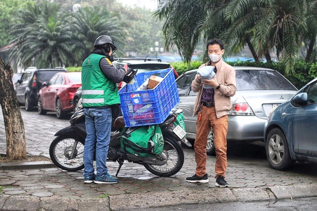 Sự thật về thu nhập 'khủng' của shipper trong mùa dịch COVID-19 Su that ve thu nhap 'khung' cua shipper trong mua dich COVID-19