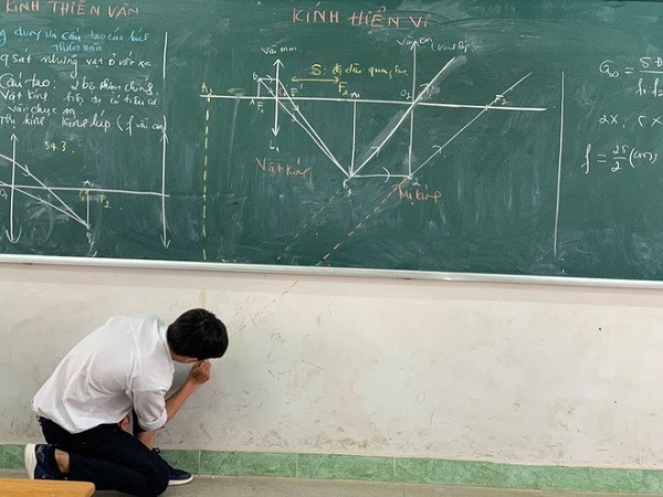 Nam sinh có nước đi bá đạo khi đang vẽ hình thì hết bảng Nam sinh co nuoc di ba dao khi dang ve hinh thi het bang