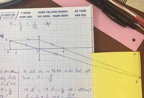 Nam sinh có nước đi bá đạo khi đang vẽ hình thì hết bảng - Hình 3 Nam sinh co nuoc di ba dao khi dang ve hinh thi het bang-Hinh-3
