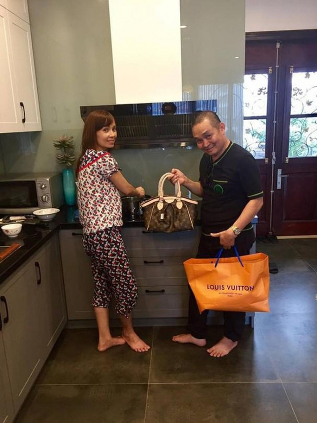 Dung mạo bà xã danh hài Xuân Hinh quyến rũ bất ngờ ở tuổi 50 - Hình 6 Dung mao ba xa danh hai Xuan Hinh quyen ru bat ngo o tuoi 50-Hinh-6