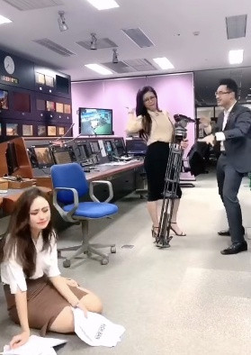 Hậu trường BTV đi tất, ghi hình bản tin Thời tiết trước phông xanh Hau truong BTV di tat, ghi hinh ban tin Thoi tiet truoc phong xanh
