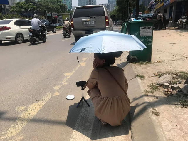 Hậu trường BTV đi tất, ghi hình bản tin Thời tiết trước phông xanh - Hình 4 Hau truong BTV di tat, ghi hinh ban tin Thoi tiet truoc phong xanh-Hinh-4