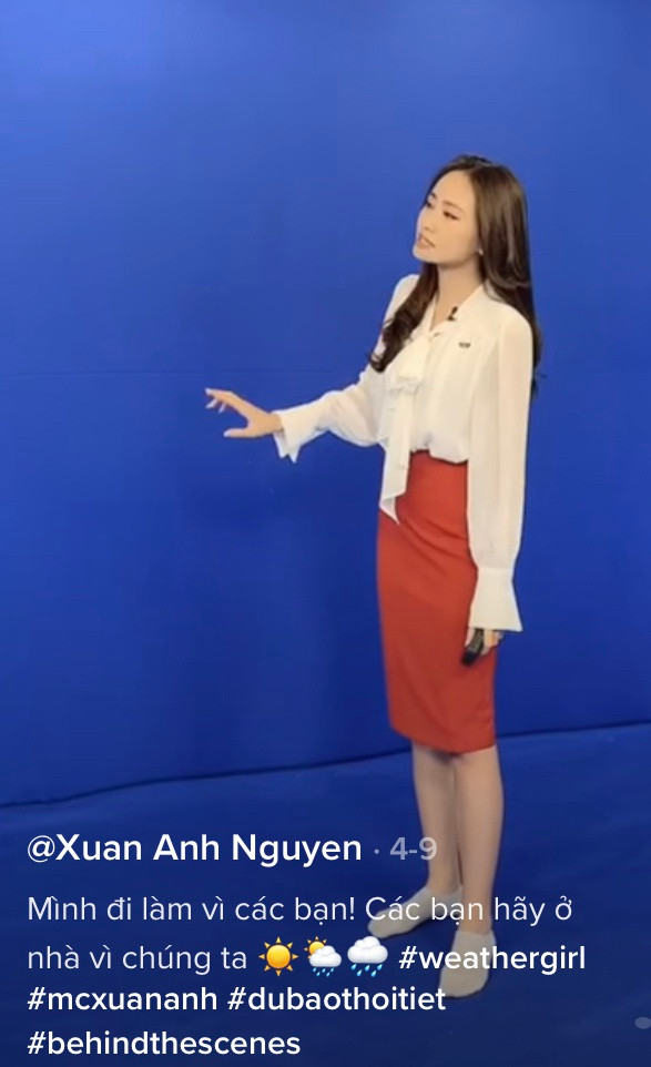 Hậu trường BTV đi tất, ghi hình bản tin Thời tiết trước phông xanh - Hình 2 Hau truong BTV di tat, ghi hinh ban tin Thoi tiet truoc phong xanh-Hinh-2