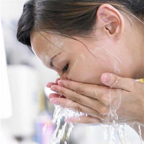 Muốn da trẻ lâu, hãy bỏ thứ này vào nước rửa mặt Muon da tre lau, hay bo thu nay vao nuoc rua mat