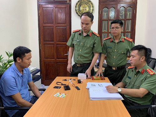 Triệt phá đường dây mua bán thiết bị để gian lận thi cử Triet pha duong day mua ban thiet bi de gian lan thi cu