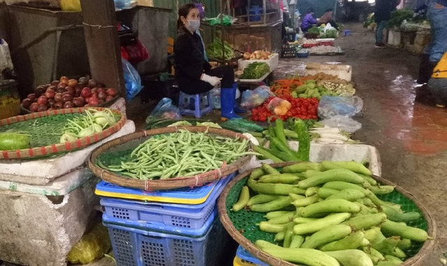 Cảnh khác lạ mùa dịch COVID-19: Tiểu thương nghe nhạc chờ khách Canh khac la mua dich COVID-19: Tieu thuong nghe nhac cho khach