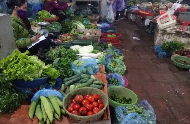 Cảnh khác lạ mùa dịch COVID-19: Tiểu thương nghe nhạc chờ khách - Hình 3 Canh khac la mua dich COVID-19: Tieu thuong nghe nhac cho khach-Hinh-3