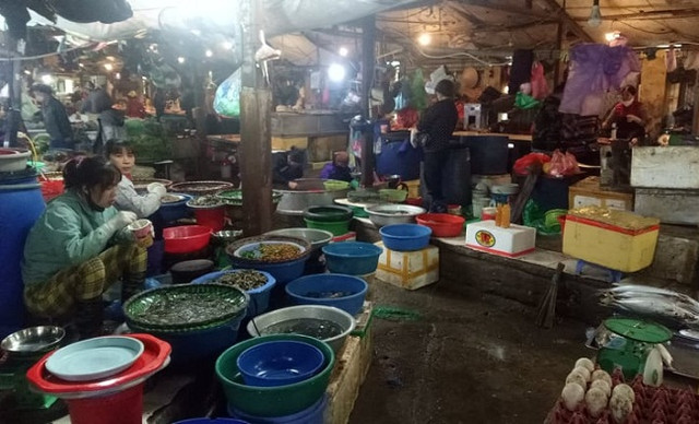 Cảnh khác lạ mùa dịch COVID-19: Tiểu thương nghe nhạc chờ khách - Hình 4 Canh khac la mua dich COVID-19: Tieu thuong nghe nhac cho khach-Hinh-4