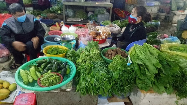 Cảnh khác lạ mùa dịch COVID-19: Tiểu thương nghe nhạc chờ khách - Hình 2 Canh khac la mua dich COVID-19: Tieu thuong nghe nhac cho khach-Hinh-2
