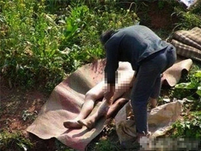 Khám phá hủ tục kinh hoàng khiến xác phụ nữ trở thành món hàng - Hình 8 Kham pha hu tuc kinh hoang khien xac phu nu tro thanh mon hang-Hinh-8