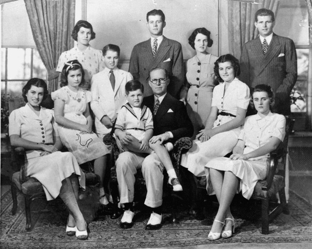 Khám phá 'lời nguyền Kennedy' trong gia tộc vĩ đại của nước Mỹ - Hình 2 Kham pha 'loi nguyen Kennedy' trong gia toc vi dai cua nuoc My-Hinh-2