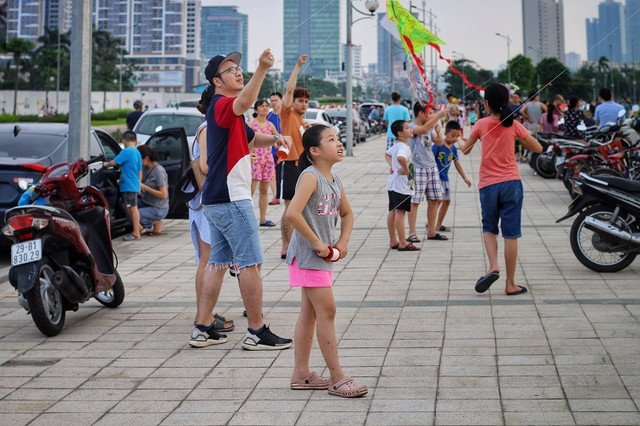 Bán diều nửa buổi chiều, tiểu thương kiếm tiền đủ sống cả tuần - Hình 5 Ban dieu nua buoi chieu, tieu thuong kiem tien du song ca tuan-Hinh-5