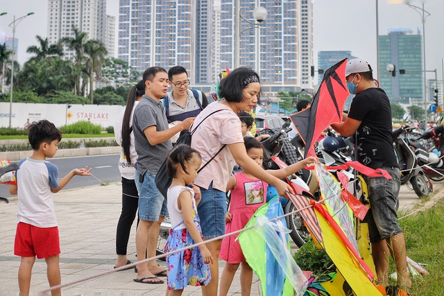Bán diều nửa buổi chiều, tiểu thương kiếm tiền đủ sống cả tuần - Hình 3 Ban dieu nua buoi chieu, tieu thuong kiem tien du song ca tuan-Hinh-3