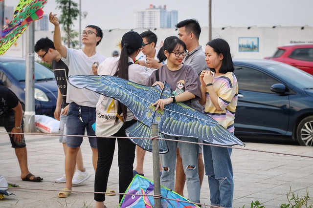 Bán diều nửa buổi chiều, tiểu thương kiếm tiền đủ sống cả tuần - Hình 2 Ban dieu nua buoi chieu, tieu thuong kiem tien du song ca tuan-Hinh-2