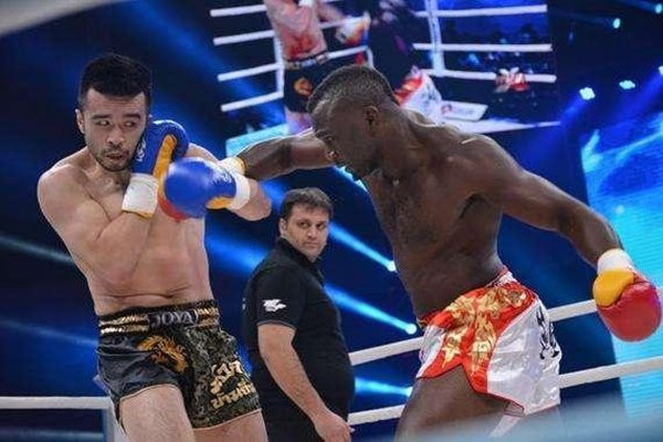 Bỏ tiền theo đuổi võ sĩ, vừa nổi tiếng đã làm mẹ đơn thân Bo tien theo duoi vo si, vua noi tieng da lam me don than