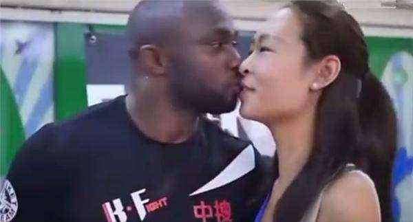 Bỏ tiền theo đuổi võ sĩ, vừa nổi tiếng đã làm mẹ đơn thân - Hình 4 Bo tien theo duoi vo si, vua noi tieng da lam me don than-Hinh-4