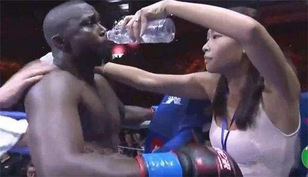 Bỏ tiền theo đuổi võ sĩ, vừa nổi tiếng đã làm mẹ đơn thân - Hình 2 Bo tien theo duoi vo si, vua noi tieng da lam me don than-Hinh-2