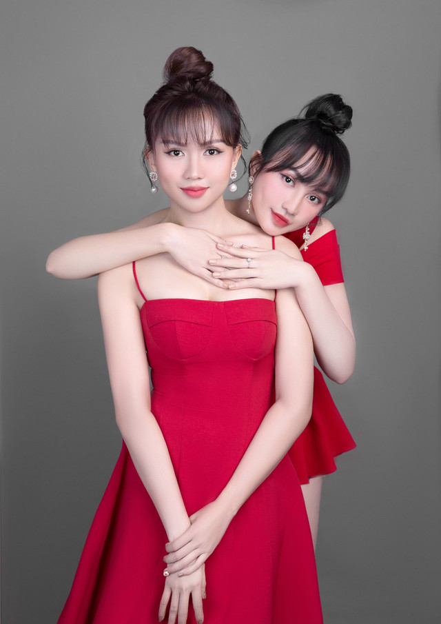 MC Thời sự hot nhất đài VTC khoe 2 em gái nóng bỏng, tài giỏi - Hình 2 MC Thoi su hot nhat dai VTC khoe 2 em gai nong bong, tai gioi-Hinh-2