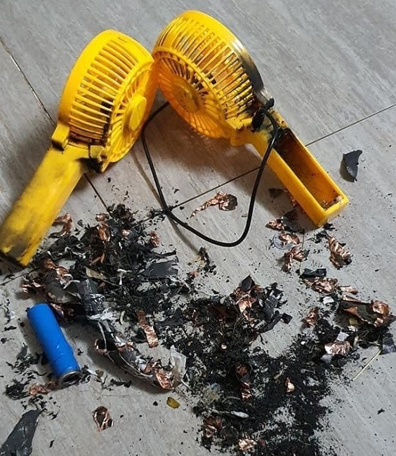 Quạt sạc mini cầm tay giá rẻ, coi chừng rước họa vào thân - Hình 3 Quat sac mini cam tay gia re, coi chung ruoc hoa vao than-Hinh-3