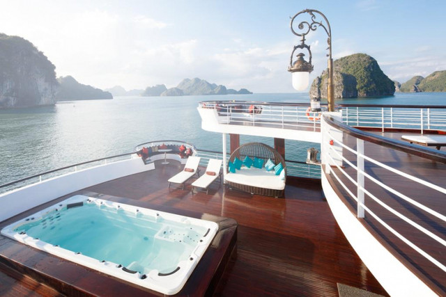 Du thuyền 5 sao trên vịnh Hạ Long đồng loạt giảm giá - Hình 2 Du thuyen 5 sao tren vinh Ha Long dong loat giam gia-Hinh-2
