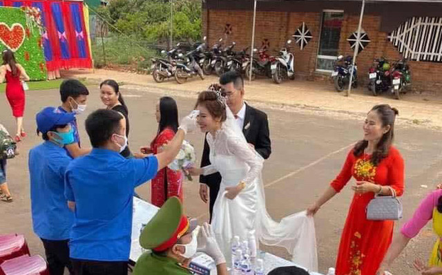 Đám cưới mùa dịch: xếp hàng chờ đo thân nhiệt trước khi vào Dam cuoi mua dich: xep hang cho do than nhiet truoc khi vao