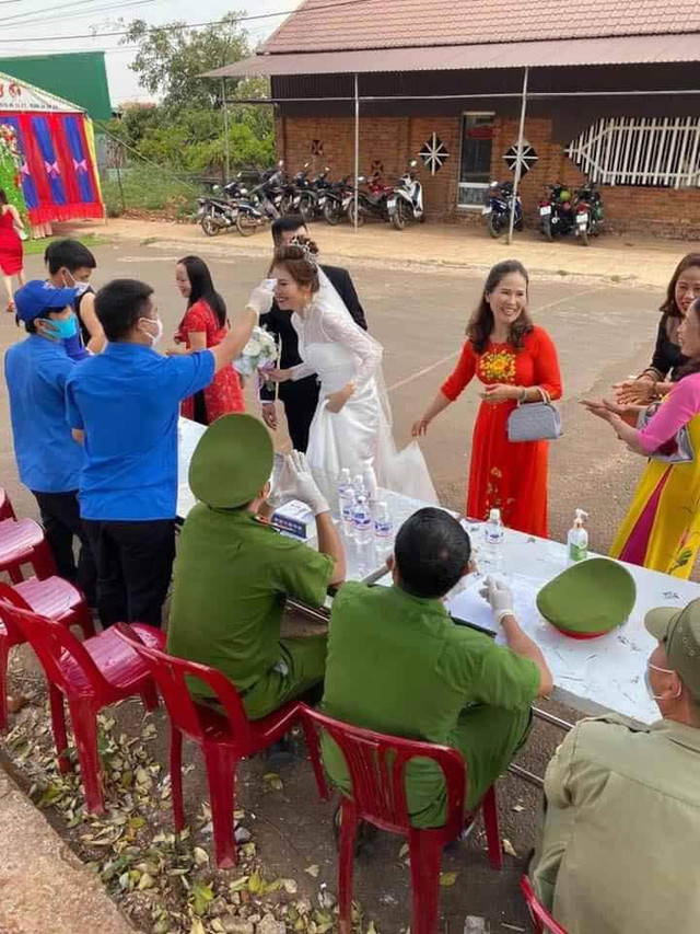 Đám cưới mùa dịch: xếp hàng chờ đo thân nhiệt trước khi vào - Hình 2 Dam cuoi mua dich: xep hang cho do than nhiet truoc khi vao-Hinh-2