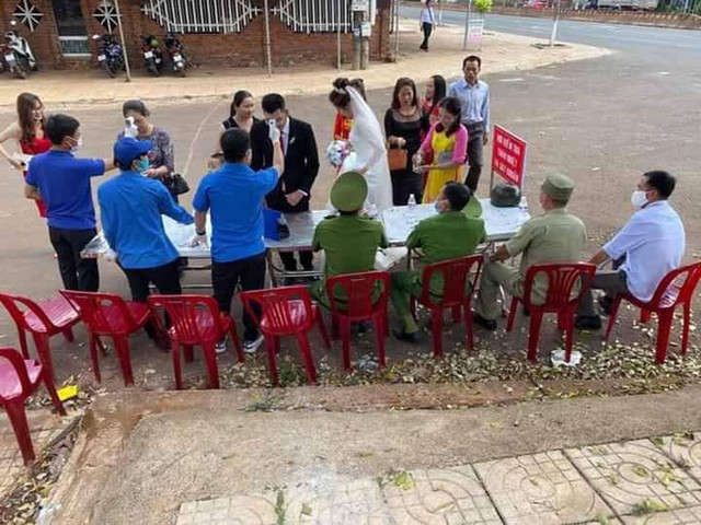 Đám cưới mùa dịch: xếp hàng chờ đo thân nhiệt trước khi vào - Hình 3 Dam cuoi mua dich: xep hang cho do than nhiet truoc khi vao-Hinh-3