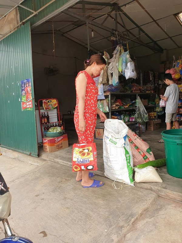 Người dân nghèo gom góp từng mớ rau, cân gạo để ủng hộ chống dịch - Hình 2 Nguoi dan ngheo gom gop tung mo rau, can gao de ung ho chong dich-Hinh-2