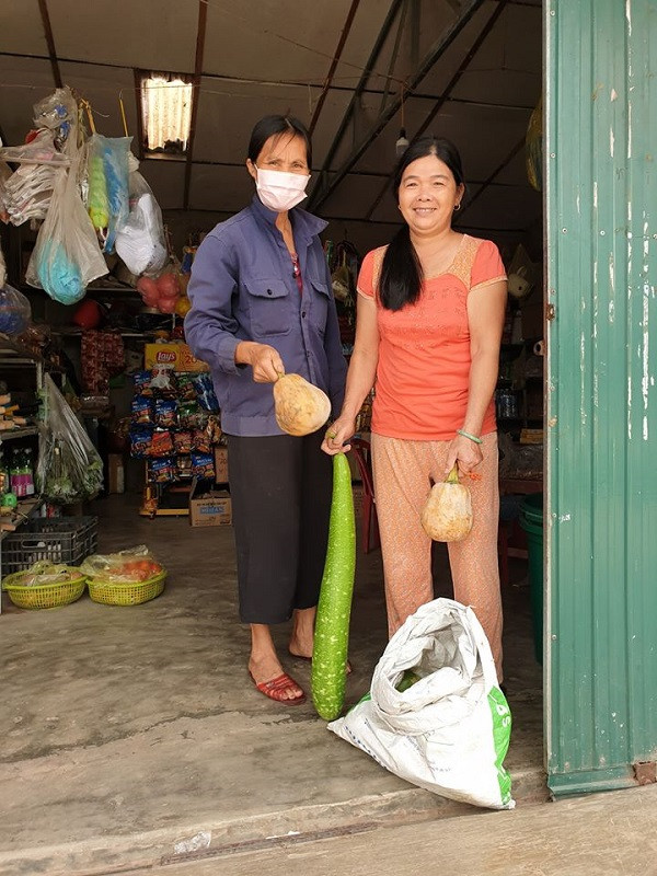 Người dân nghèo gom góp từng mớ rau, cân gạo để ủng hộ chống dịch Nguoi dan ngheo gom gop tung mo rau, can gao de ung ho chong dich