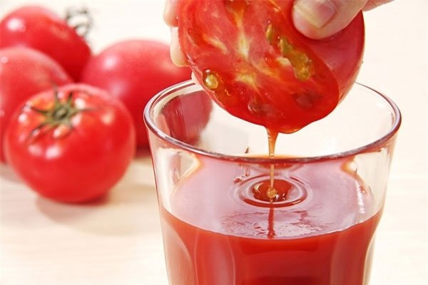 Cà chua có tác dụng làm trắng da cực hiệu quả. lam-dep-da-bang-ca-chua