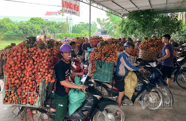Khu chợ dài 20km, 4.000 tỷ trao tay qua mẩu giấy nhỏ - Hình 7 Khu cho dai 20km, 4.000 ty trao tay qua mau giay nho-Hinh-7
