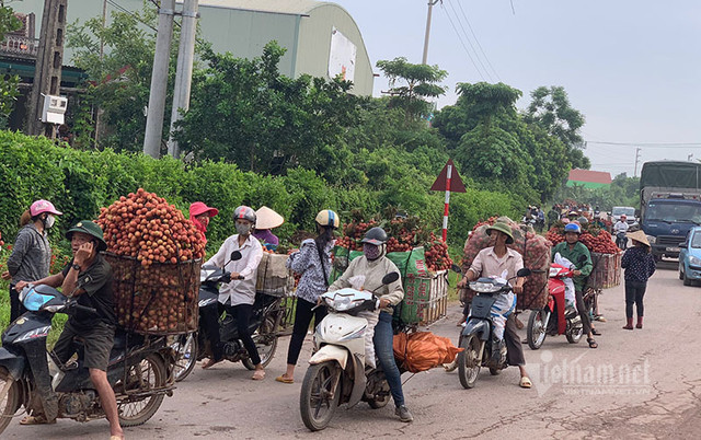 Khu chợ dài 20km, 4.000 tỷ trao tay qua mẩu giấy nhỏ - Hình 2 Khu cho dai 20km, 4.000 ty trao tay qua mau giay nho-Hinh-2
