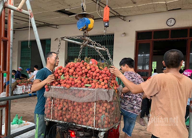 Khu chợ dài 20km, 4.000 tỷ trao tay qua mẩu giấy nhỏ - Hình 9 Khu cho dai 20km, 4.000 ty trao tay qua mau giay nho-Hinh-9