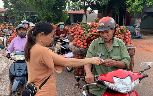 Khu chợ dài 20km, 4.000 tỷ trao tay qua mẩu giấy nhỏ - Hình 5 Khu cho dai 20km, 4.000 ty trao tay qua mau giay nho-Hinh-5
