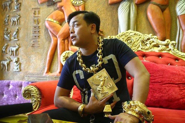 Khoe núi tiền, đeo vàng khắp người: Đại gia chơi ngông rồi xộ khám - Hình 3 Khoe nui tien, deo vang khap nguoi: Dai gia choi ngong roi xo kham-Hinh-3