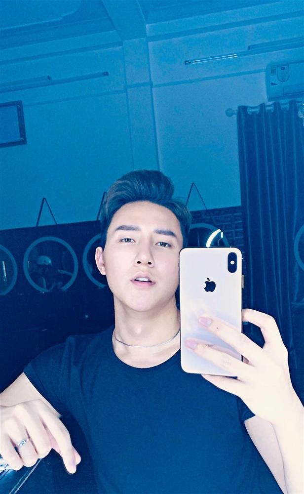 Khoa Vương từng lộ clip 18+ khiến 'Người Ấy Là Ai' buộc cắt sóng? - Hình 5 Khoa Vuong tung lo clip 18+ khien 'Nguoi Ay La Ai' buoc cat song?-Hinh-5