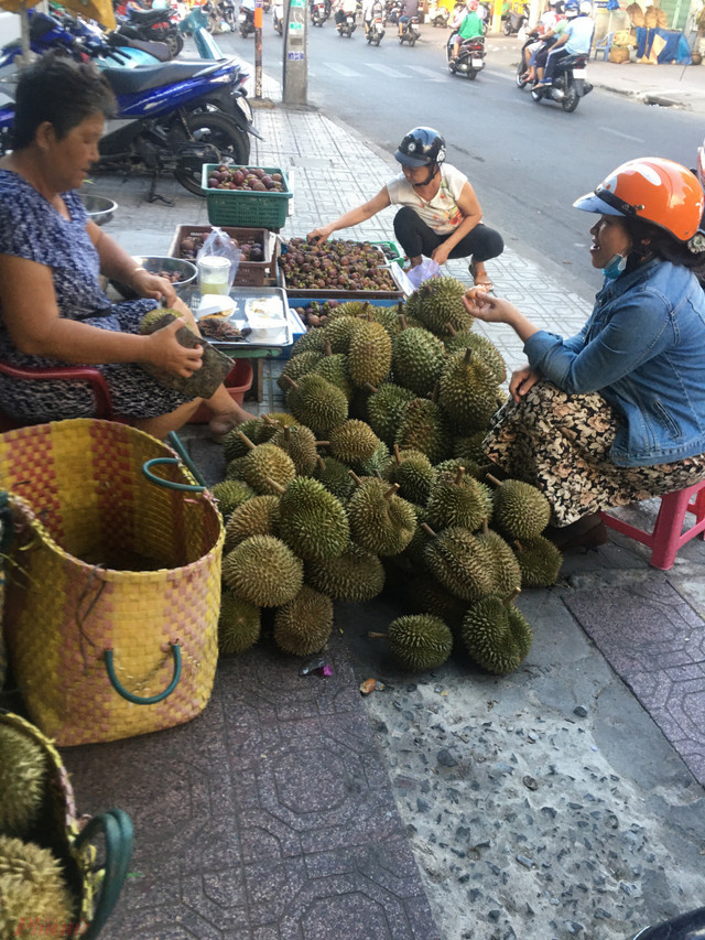 Sầu riêng đại hạ giá ở vỉa hè Sài Gòn, vì sao? Sau rieng dai ha gia o via he Sai Gon, vi sao?