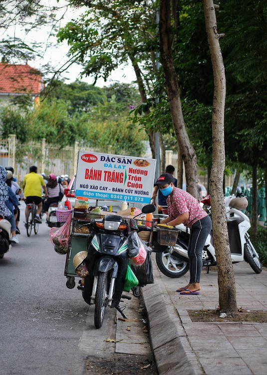 Hàng quán ven hồ Tây được dịp hốt bạc - Hình 7 Hang quan ven ho Tay duoc dip hot bac-Hinh-7