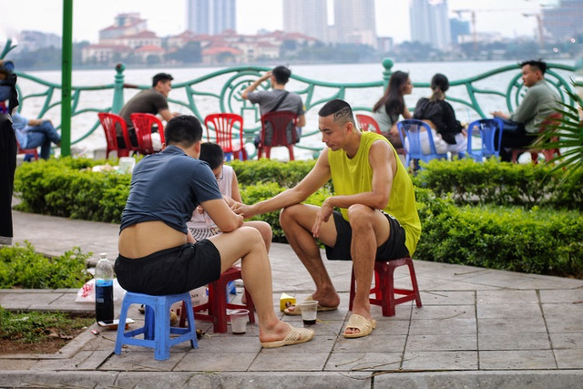 Hàng quán ven hồ Tây được dịp hốt bạc - Hình 2 Hang quan ven ho Tay duoc dip hot bac-Hinh-2