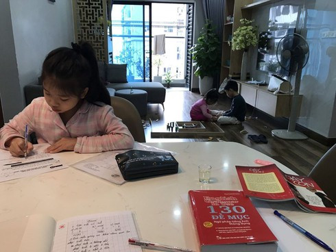 Cha mẹ hãy bình tĩnh cùng con ứng phó với dịch bệnh Cha me hay binh tinh cung con ung pho voi dich benh