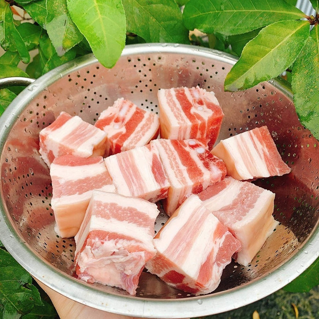 Đặc sản rẻ chưa từng có: Tôm hùm mất giá rao vỉa hè, cá hồi ế trăm tấn - Hình 6 Dac san re chua tung co: Tom hum mat gia rao via he, ca hoi e tram tan-Hinh-6