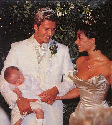 Nhìn lại chi tiết đáng nhớ trong lễ cưới thế kỷ của David Beckham - Hình 3 Nhin lai chi tiet dang nho trong le cuoi the ky cua David Beckham-Hinh-3