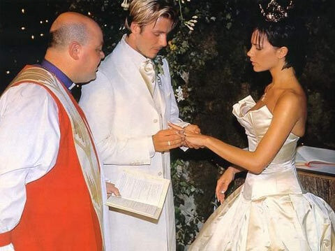 Nhìn lại chi tiết đáng nhớ trong lễ cưới thế kỷ của David Beckham - Hình 7 Nhin lai chi tiet dang nho trong le cuoi the ky cua David Beckham-Hinh-7