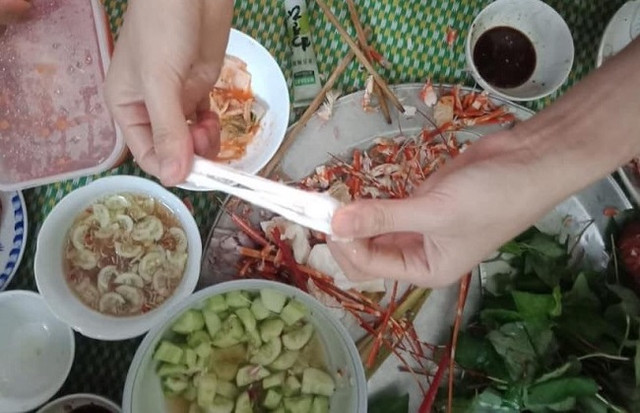 Mua tôm hùm, tá hỏa thấy miếng trắng dai như cao su - Hình 2 Mua tom hum, ta hoa thay mieng trang dai nhu cao su-Hinh-2