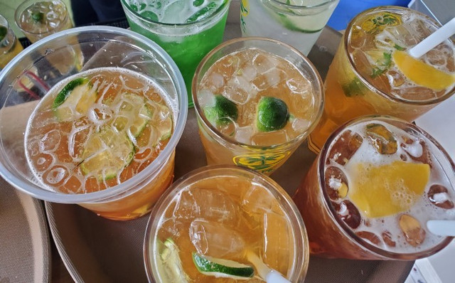 Trà chanh vỉa hè 15 ngàn, quán cafe thu 100 ngàn/cốc sữa chua Tra chanh via he 15 ngan, quan cafe thu 100 ngan/coc sua chua
