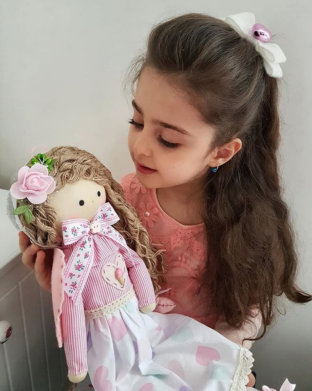 Cuộc sống của cô bé đẹp tới mức cha nghỉ việc làm vệ sĩ cho con - Hình 3 Cuoc song cua co be dep toi muc cha nghi viec lam ve si cho con-Hinh-3