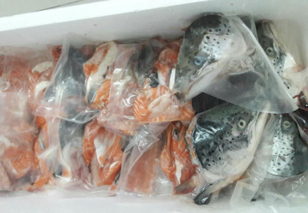 Kỳ lạ: Đầu và xương cá bán giá cao vẫn 'đắt như tôm tươi' Ky la: Dau va xuong ca ban gia cao van 'dat nhu tom tuoi'