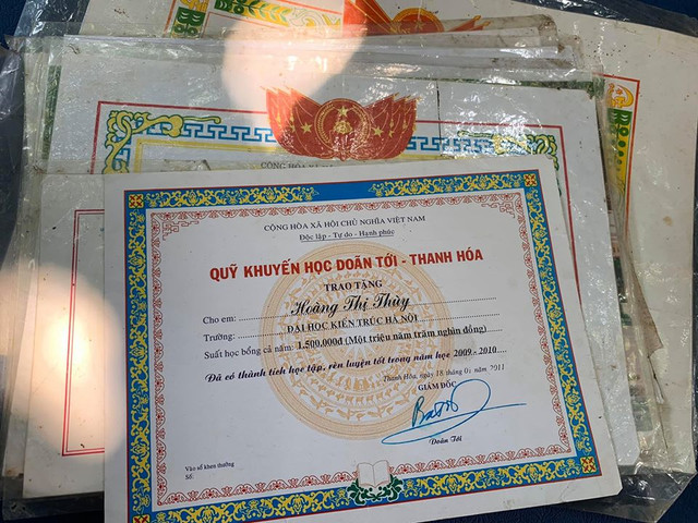 Thành tích học tập xen lẫn tuổi thơ dữ dội của Á hậu Hoàng Thùy - Hình 5 Thanh tich hoc tap xen lan tuoi tho du doi cua A hau Hoang Thuy-Hinh-5